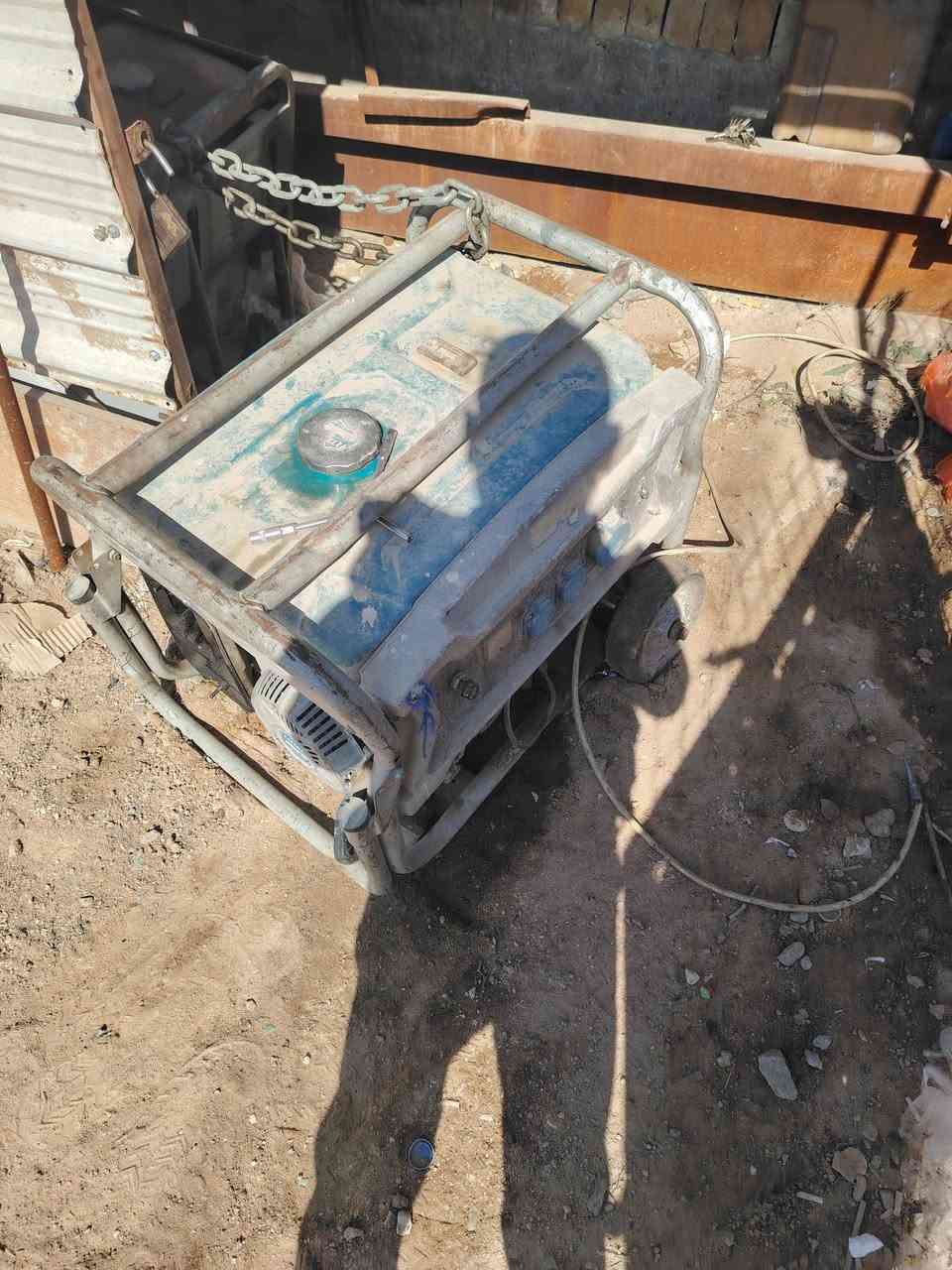 مولدات وحده گاز وحده بانزين
حجمهن. 5kv.  يعني 20 امبير. كل وحده.
الگاز گاما. لحيم وكهرباء. نگره سلف.وحده بشرط اذا صارن نگرتين. تاخذها بلاش.
والبانزين. تشتغل حبل. عوزها سلف عاطل. نوع توتل.
السعر. 750. الف. ثنينهن
نجف حي النداء
م/***********
