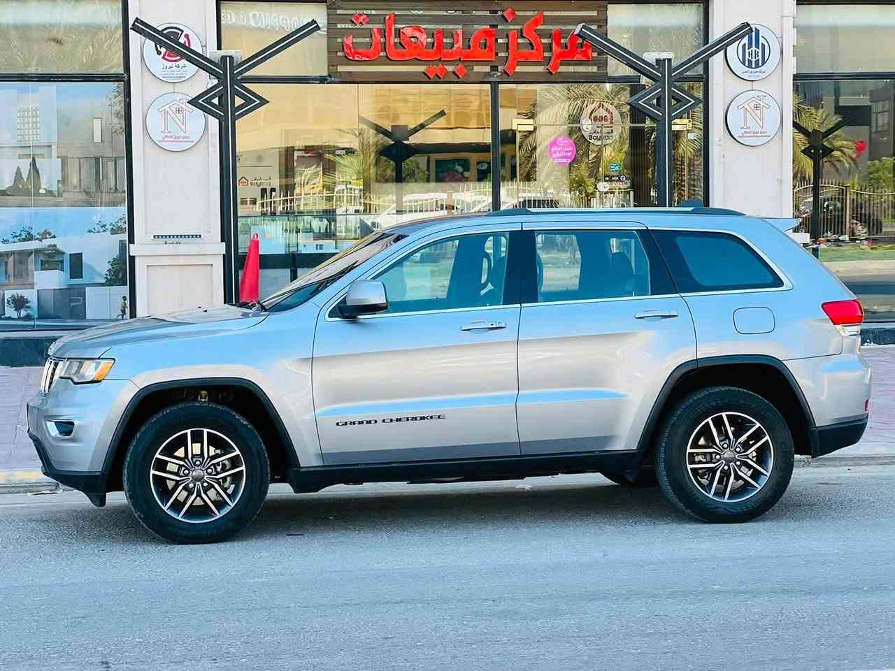 جيب شيروكي 2019 وارد امريكي السعر 178 وبيها مجال لاستفسار *********** مواصفات كشنات جلد كهربائي تبريد خلفي بصمه جنطه كهربائيه حساسات شاشه كبيره كامره خلفيه محرك 3600 محرك وكير مكفولات على وضع الشركه فور ويل تخم تاير جديد تبريد ثلج السياره جديده ما بيها اي نقص حادثها من امريكا جدآ بصيط قبق جنطه وبنيد فقط بدون اي ضرر داخلي ايرباكات سليمه راديترات الشركه ما ملعوب بيها والباقي كفاله رقم بغداد مشروع وطني تحويل مباشر مكاني ((كربلاء المقدسه ))
