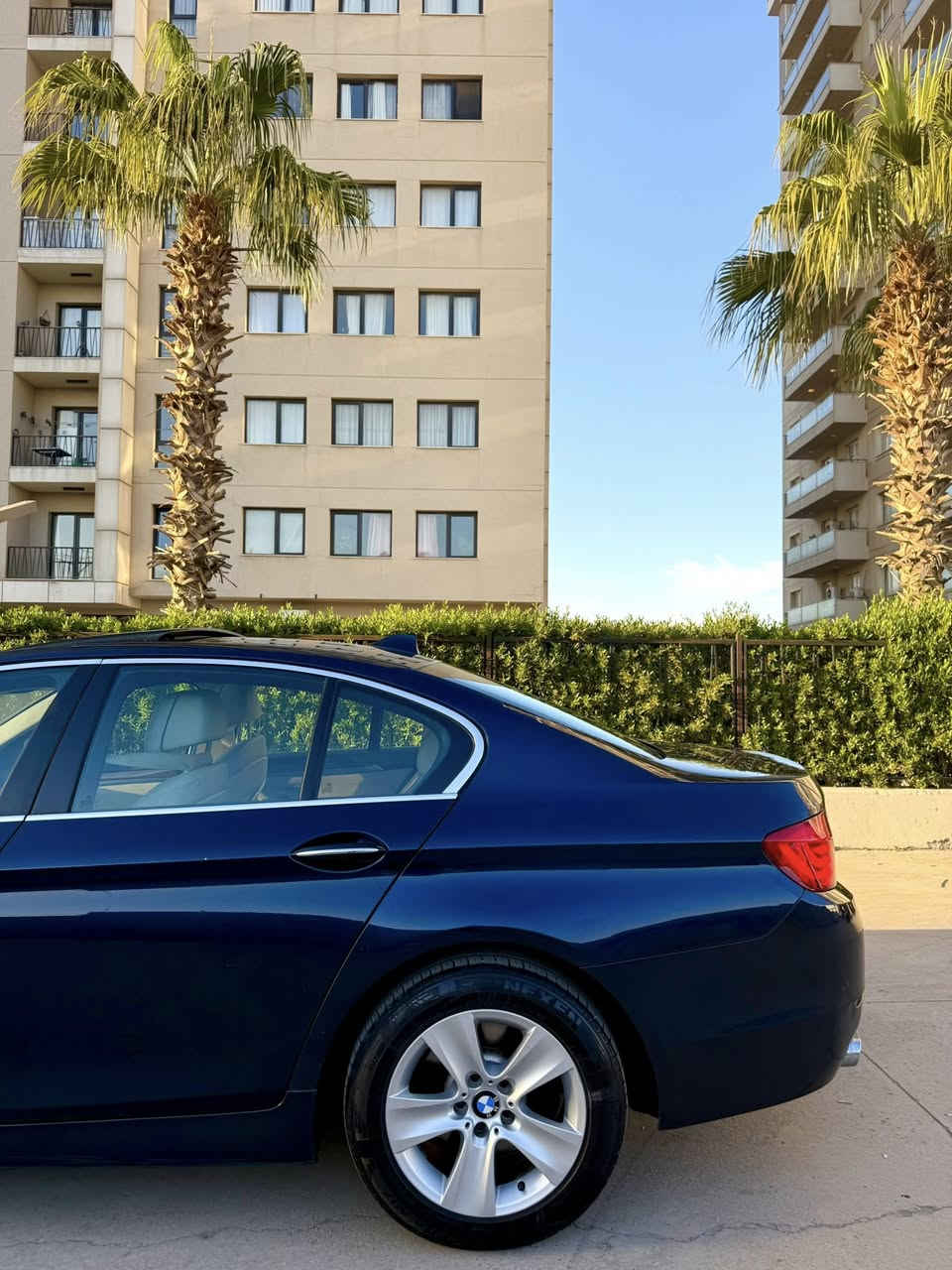 Bmw F10 530i
***********
مواسەفات:-سلایت-کوشن(خزن+کارەبای+هیتەر+سیاحی)-ئاوێنە شەفتو هیتەر-سوکان(کارەبای+هیتەر)-بەسمە-شاشەوکامیرە-رادار-گێرماوس-تحدیدسرعە-برێک بەسمە-حساس پشتو پێش)هتد……..
گێر مەکینە کارەبای بەشەرت 
مەکینە(530)نۆزل کورت مەرخوب
TB(لێزەری دوبەیە) ادوات 
نرخ(72) مجال
***********
