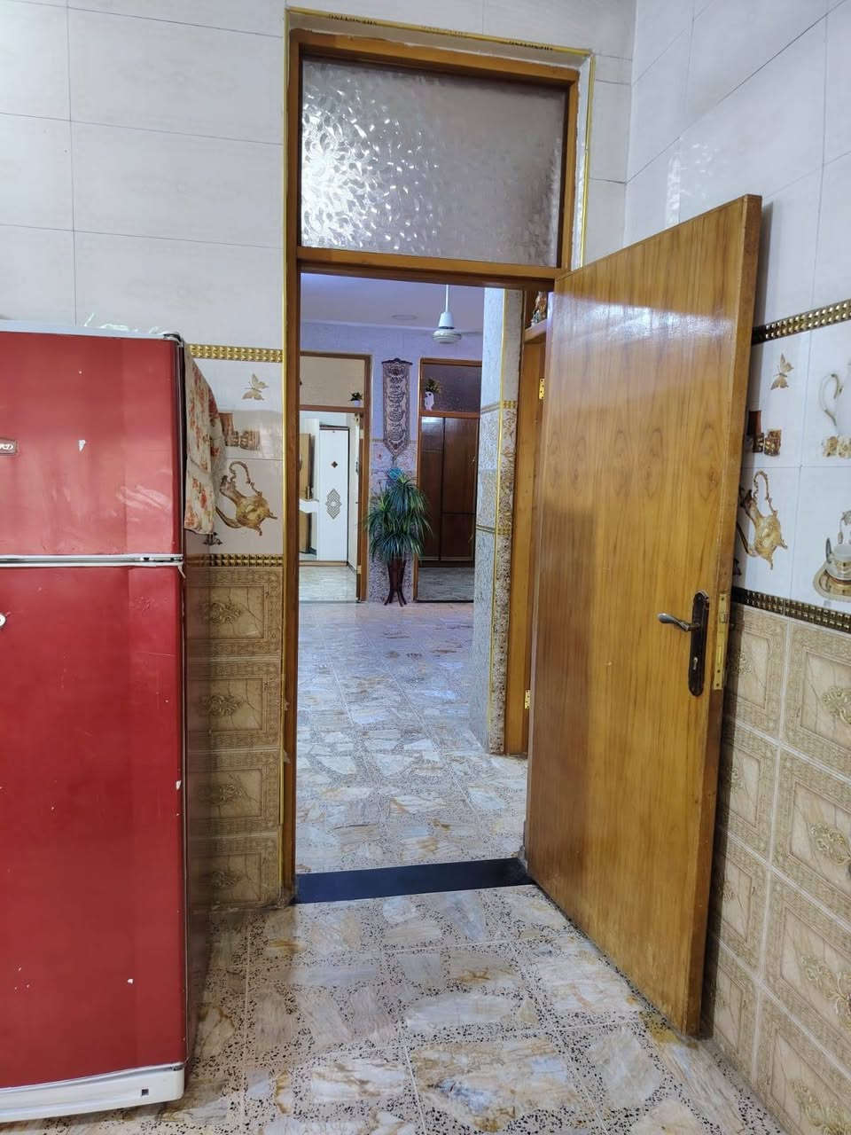 بيت للبيع٢٠٠م زراعي بيت غلام خلف السده طابقين
طابق١ طرمه
حمام +تواليت خارجي
 استقبال 7*5
مطبخ 5*4
صاله 8*4
حمام معزول +تواليت معزوله
مناور ٢يمين البيت ويساره
غرفتين 5*4
طابق الثاني غرفتين
الغرفه الأولى 7*5
الغرفه الثانيه 5*4
حمام جبير 
صاله8*4
وصطح خلفي 10*5  ينبني بي غرفتين
وفوك بيتونه جبيره وصطح
السعر 240 وبي مجال 
***********
***********@
