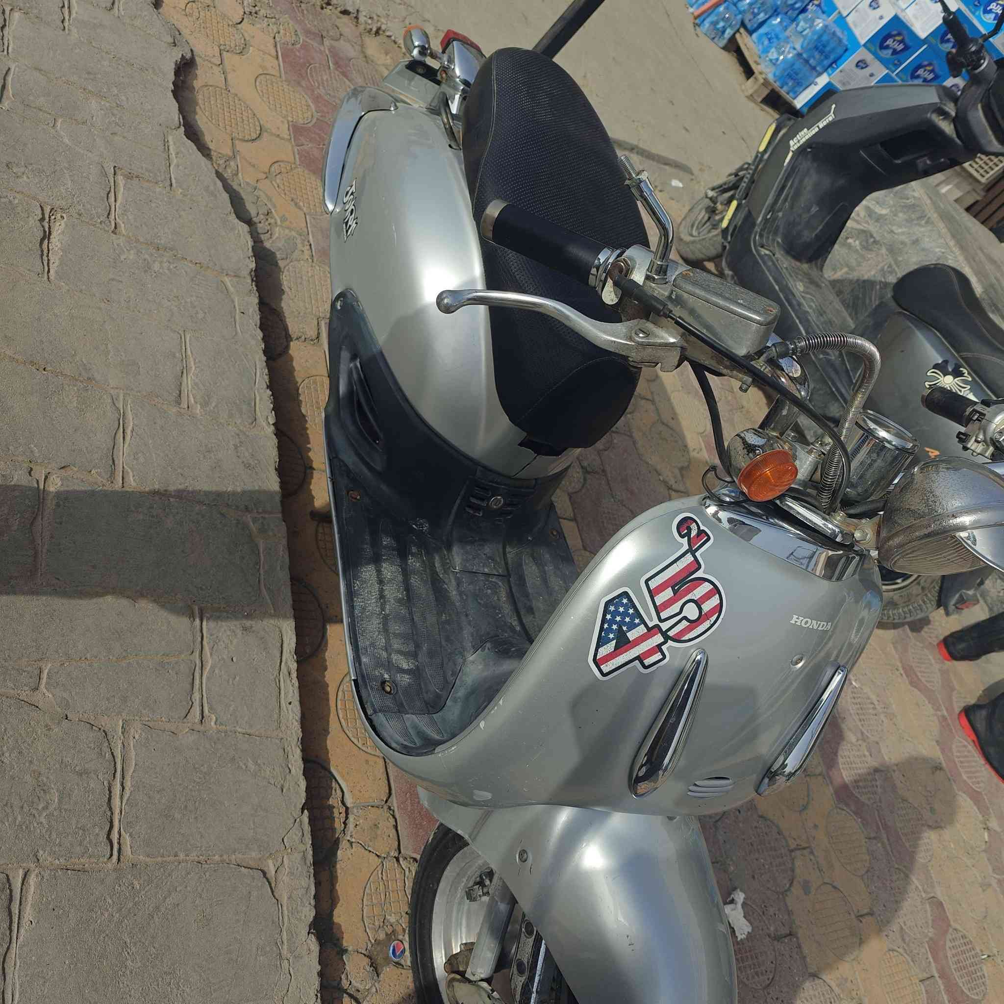 سلام عليكم
دراجه عبد حليم كلاسك اليدي وانهم جيل طيبين 
كلاسك مال جناي انتيكه 
شغاله اشاير عالي ناصي كلها مكفوله 
البيع  ٦٥٠ بيها مجال خادم الطيبين بغداد زعفرانيه رقم ***********
