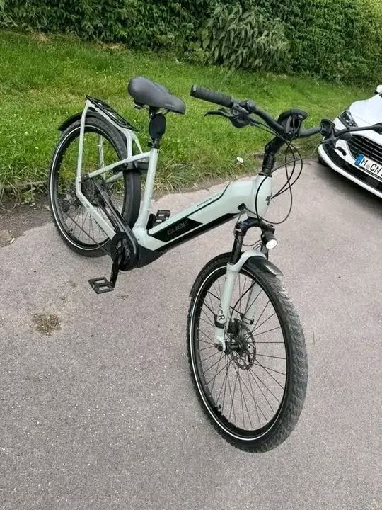 E-Bike للبيع بحالة ممتازة 

الموديل Cube Kathmandu Hybrid Pro 625
350€
السرعة القصوى: 25 كم/ساعة
موديل سنة 2021
مقاس 54
موتور Bosch 85 NM
البطارية كبيرة Bosch 625 W
الدواليب فيهن طبقتين حماية 
مركب عليها قفل Abus ثابت 
١٠ غيارات
فرامات هيدروليك 
شحنة الوحدة بتمشي 160 km

من فترة نعملها Service وتغير زيت الفرامل و الكوليات و نعمل تحديث لنظام

سعر 350 يورو قابل لتفاوض شوي مو اكتر
350€
E-Bike بحالة ممتازة ونوعها كتير ممتاز
الشحن متاح 
راسلني على واتساب إذا كنت مهتماً
+4915216636203
أرد فقط عبر واتساب:
015216636203


**إذا كنت صاحب هذا الإعلان وتريد حذفه لأي سبب، رجاءا أرسل رسالة إلى الدعم الفني**