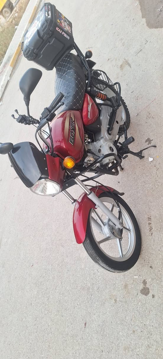 دراجة بوكسر موديل ٢٠١٨
نظافة فول جديده بلادية 
محرك ما مفتوح 
جاهزة كلشي بيها شغال 
مزودة دبل اشارة رباعي + جنطة GS 
رقم ديالى سنوية بأسمي شرط التحويل مباشر 
المكان بعقوبة التحرير رقم الموبايل *********** 
السعر ١٧٠٠ ( مليون و٧٠٠ ) بيها مجال للشراي
