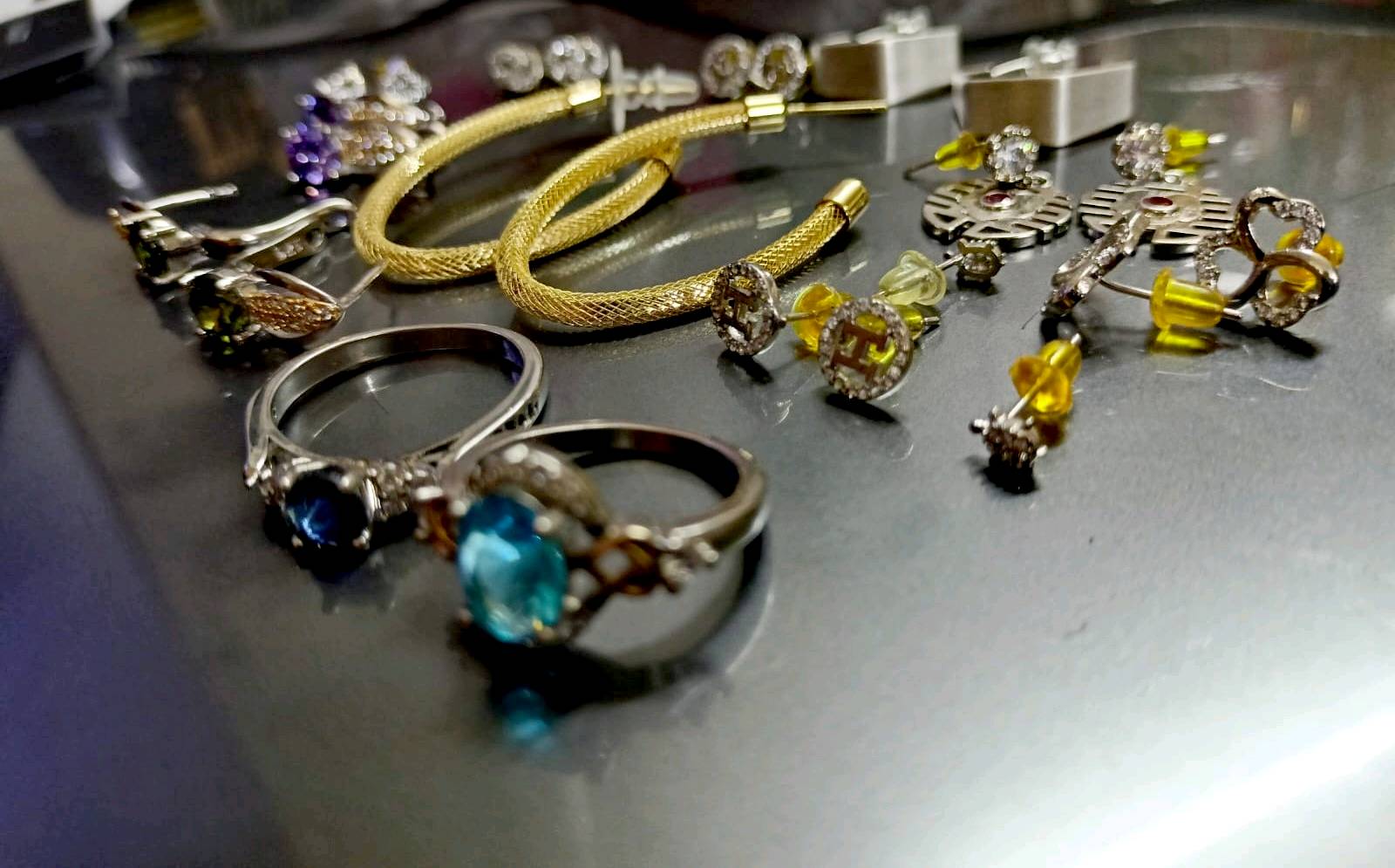 مجموعة أنيقة من المجوهرات الفضية تتضمن خواتم مرصعة بالأحجار الكريمة وأقراط وأساور مميزة. تصميمات عصرية وجذابة مثالية للإطلالات الفخمة والمناسبات الخاصة. الألوان المتناسقة تعطي لمسة فاخرة وجاذبية لكل قطعة.