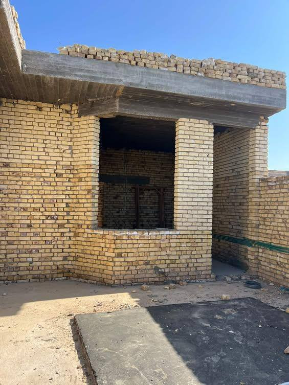 سلام عليكم 
بيت للبيع  منطقه البو حجر ع شارع قريب على مجمع الخير
مساحه 350او400
يتكون البيت من. 
غرفتين 
وصالتين 
مطبخ 
واستقبال 
البيت كامل معايز شي بس لبخ  مسس وجاهز 
للاستفسار الاتصال ع رقم ***********.
