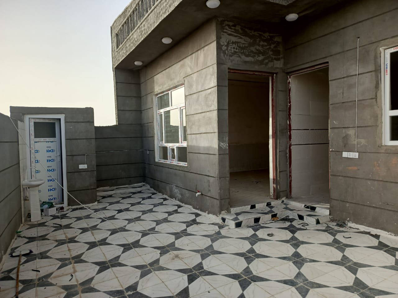 بسم الله الرحمن الرحيم. 
مكلف بالنشر.. 
دار سكني بناء جديد غير مسكون فيه طابو صرف في خانقين ملكشاه. 200 م يحتوي على استقبال ومطبخ وصاله وغرفتين نوم وبئر ماء وموقع جيد جدا وواجهة فرع. السعر 55 مليون ومجال قليل. وبالنقدوالقسط ***********
