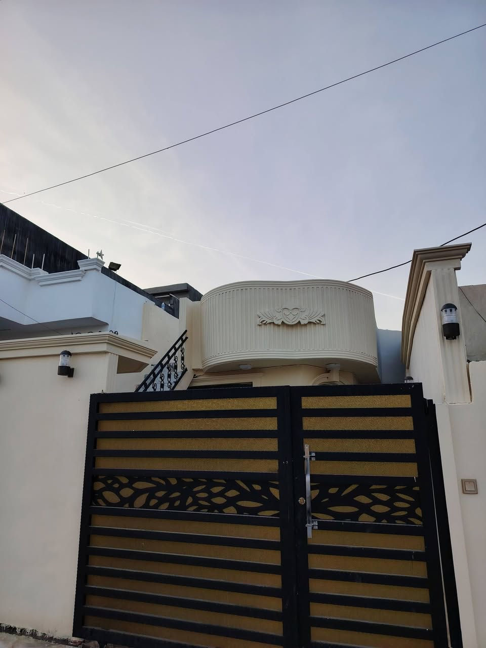 بيت للبيع  طابو صرف مساحه 100 متر بحي العسكري مقاطعه 56 قرب السايدين بيت حلو مرتب يبعد عن جامع الهجرة النبويه 50 متر وعن شارع عشرين ثالث كدامه حديقه وفرع مفتوح ومجمع مدارس موقعه مميز يحتوي للاستفسار ***********
