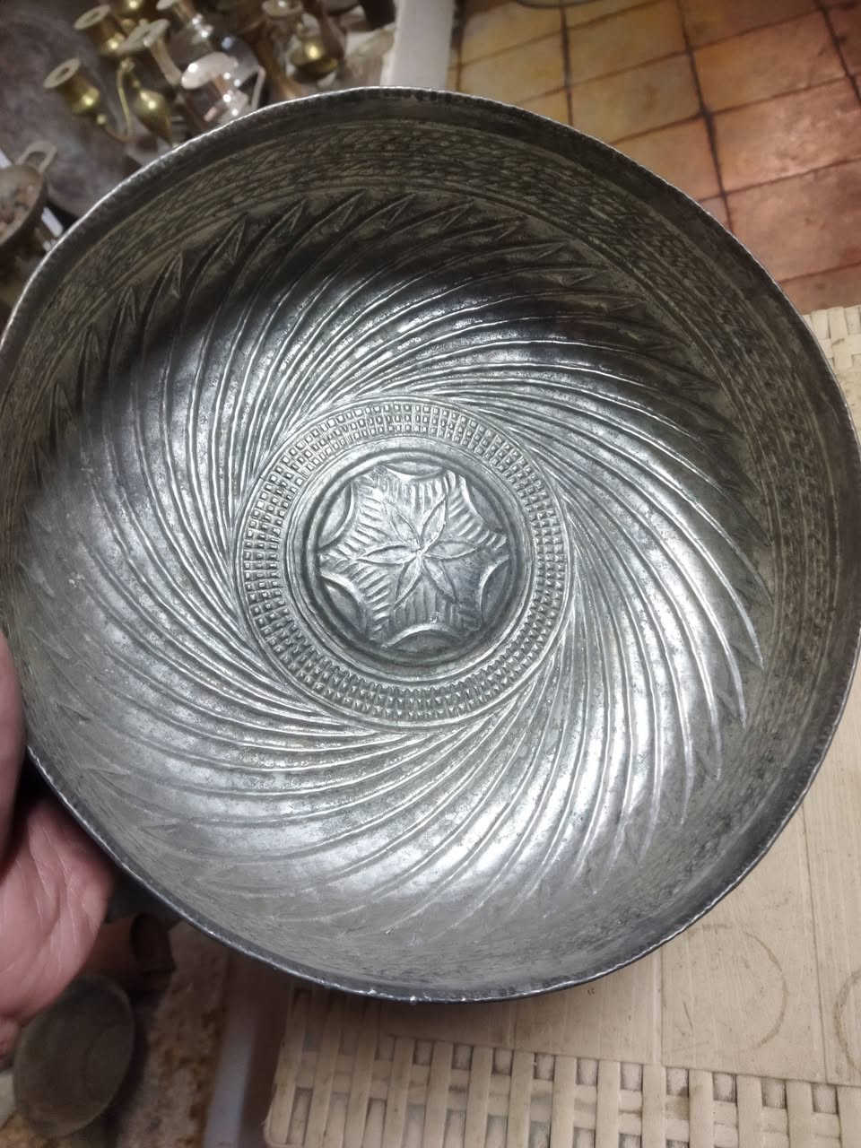 مساكم الله بالخير والبركه 🇮🇶🦋🇮🇶 طاسه حمام قديمه جدأ شغل موصلي راقي نظافتها عالية وموضحه في الصور للاستفسار خاص او الاتصال على الرقم التالي ***********اخوكم كرار الشيخ
