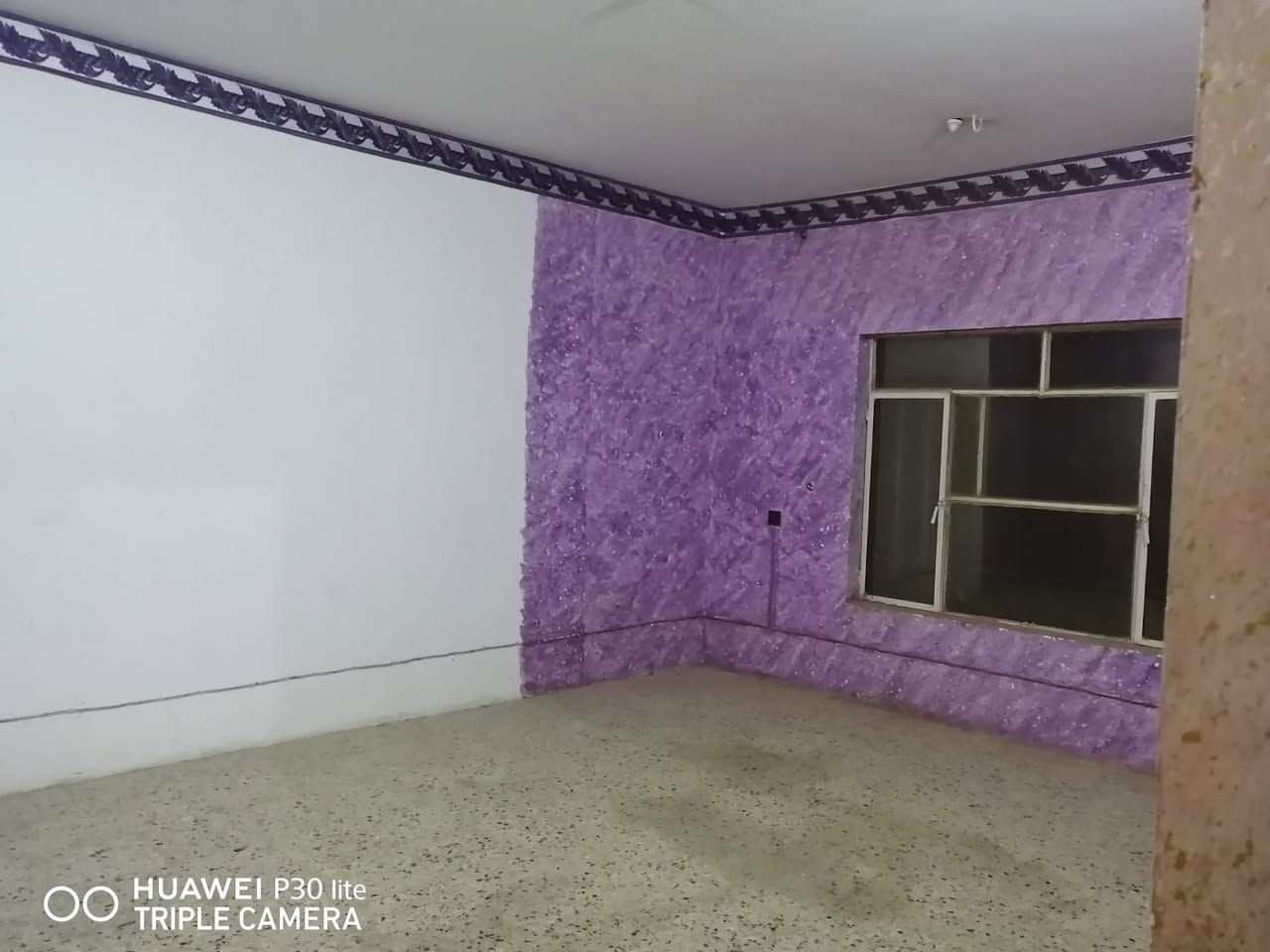 قراءة المنشور بدقة كل التفاصيل موجودة 

بيت للبيع  او للايجار  او للمراوس مع قطعة 200 متر في الهورة حصرا 

بصف الركن في الزهراء ( البيت فارغ حاليا )

الكوت منطقة حي الزهراء شارع المدارس (شارع فرعي)قريب جدا على متوسطة النرجس تقريبا 20 متر عن السياج الجانبي للمدرسة وقريب على ثانوية النرجس البنات

الشارع يقع خلف بيت اهل دكتور مثيل (المدرسة الاهلية الجديدة )اول فرع والبيت ثاني بيت بجانب الركن من جهة اليمين وواضح الموقع في الرابط اسفل المنشور 

ا

المساحة 300 متر  الواجهة 15 والنزال 20 وكلها بناء تقريبا

البيت بناء التسعينات ونظيف جدا وصالح للسكن وطابقين وبناء مسلح كونكريت وكاشي  والمطبخ والحمامات سيراميك

تفاصيل البناء ( اقل غرفة قياس 5 *5 متر)

الطابق الاول استقبال استقبال وهول داخلي ومطبخ وغرفة عدد 2

الطابق الثاني هول داخلي وغرفتين

ملاحظة كل الغرف كبيرة جدا

علما انني صاحب المنزل

وغير متصل بالانترنت دائما

السعر 550 مليون 

الايجار مليون بالشهر 

هاتف 

*********** عرض أقل

[https://maps.app.goo.gl/fPdNcL6T9SmQXRrE9](https://l.facebook.com/l.php?u=https%3A%2F%2Fmaps.app.goo.gl%2FfPdNcL6T9SmQXRrE9%3Ffbclid%3DIwZXh0bgNhZW0CMTAAYnJpZBEwcDd4c0JqUUFNc2dHOXhQWHNydGMGYXBwX2lkEDIyMjAzOTE3ODgyMDA4OTIAAR5DgFQd3C6oFgMwSawjmEwVV2XpRx8Ni8QXOSs0bl_zV92WgPcc8wkt7pGg0g_aem_dnt64bVTSfrtzAx9fm0cbQ&h=AUCJu7yMv7TmhGZ4e_5_bJqveInd_zs7LJtQof8JsoozjaIWgtrN6KCpsaXn1R5LT6uNiZT_ggLdjvflVv0nPj8WCH0g_8O49qpsU4itAgXx95ULa6XoDGsWgUmw7bFqXDxEXlbFmBbXN2XX&__tn__=-UK-R&c[0]=AUBQtqdn05msr_qv3XTIDxyh_GzakNwYz9N7hChA7VaIKMsQHdYZXU_HlBTyjC7L7DBjzi2mfmdYSPF0_G95HtWh-xOQRoP3JVXyy6Hw0E8vYaLWb6i7i5VZ8Qe-PA5Vsw)
