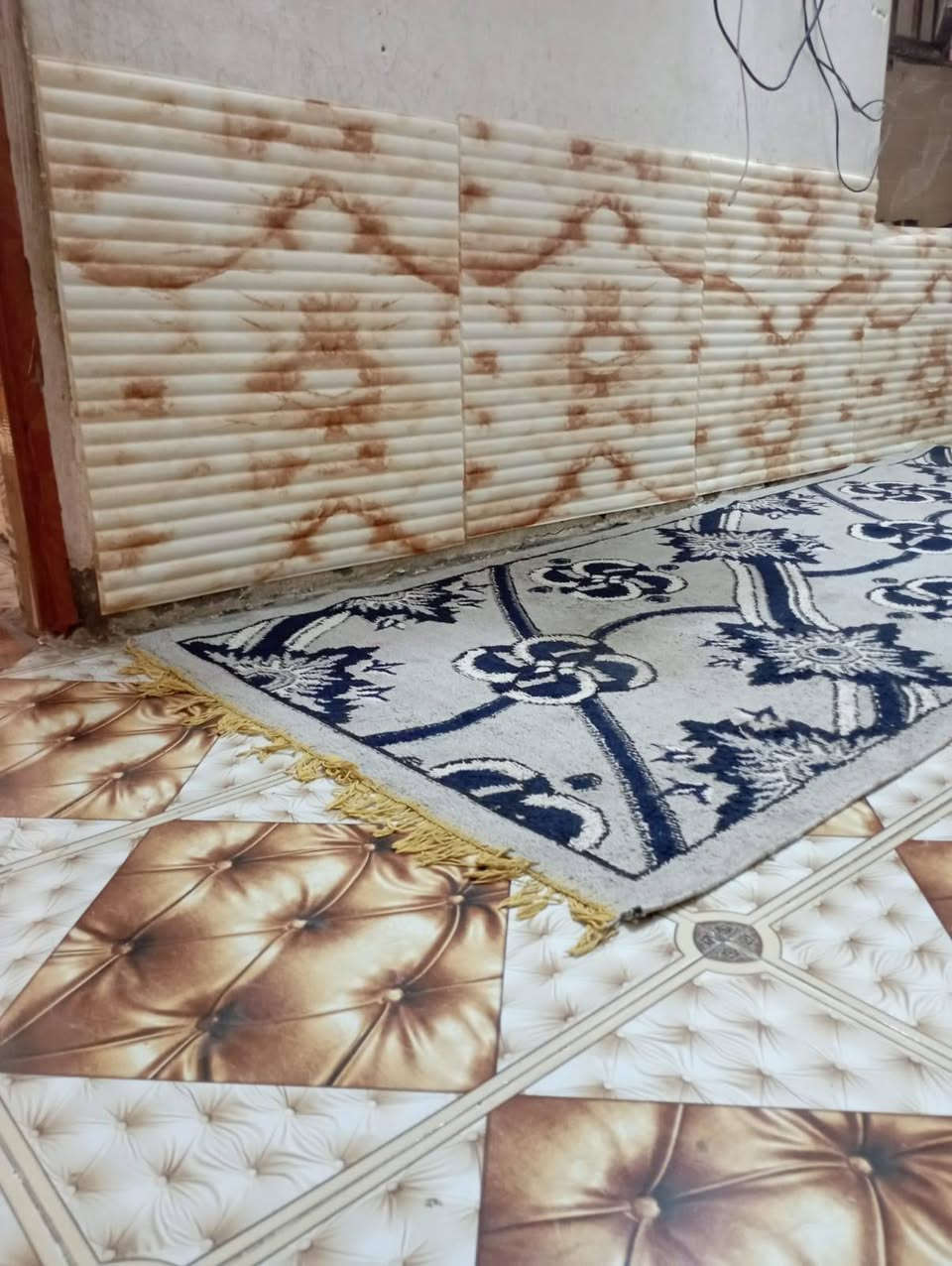 سلام عليكم
بيت طابو صرف للبيع
المساحة 100م مربع والفضله 20 م ركن على شارعين
العنوان الديوانية حي العسكري قرب جامع زين العابدين 
البيت مقابيل مدرسة
كافة الخدمات ماي، كهرباء، مجاري، تبليط

يحتوي البيت كالاتي

استقبال 4*6
صاله4*6
غرفة4*5
مطبخ 4*4
حمام داخلي 2*4
صحيات خارجيه2*1.5
طارمه2*8

ملاحظة /أساس كونكريت، البناء طابوق، السقف عكادة، السطح الشتايكر، بناء البيت في 2019

للاستفسار الاتصال *********** أسف على الإطالة. السعر خاص
