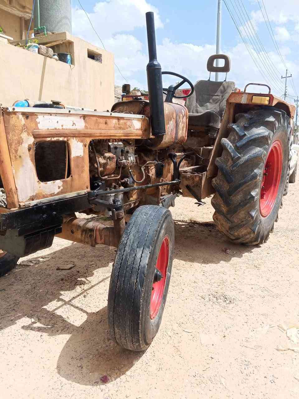 عنتر اللبيع موديل 82 حجم 71 مكينتو فول تركتر نضيف كدام العين المكان موصل حي العبور تركتر جاهز رقم بي   سعر مناسب  ***********
