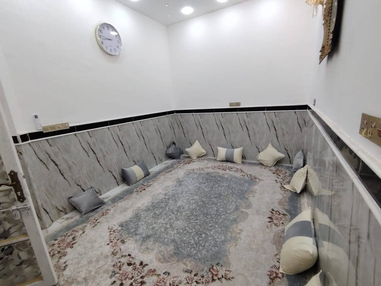ياالله
سلام عليكم
البيت البيع طابو زراعي
الماجديه سددة صفاء مجمع حجي حسن
ثانيه كل خدمات موجوده 
المساحة ((100)) متر طولاني موضح للصور
يحتوي على 
استقبال 
وصاله 
ومطبخ
وعرفه نوم
صحيات داخليه وخارجية
سعر البيت ((63)) وبي مجال
اشراي اتصل 
((***********)) 
((***********)) اخوكم أبو عراق....
