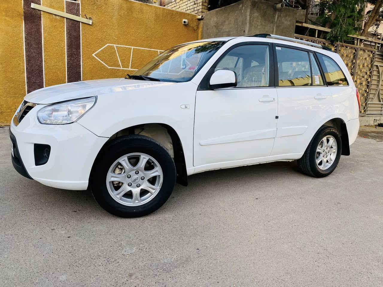 السلام عليكم
تيكو شكل ال 13
مسجله 12  ماشيه 150 مكفوله من الضربه والتبديل عدا صبغ بخشم الجاملغ  بسيط كير محرك جديد صدر امامي خلفي تخم تاير كله نضيف تدفئه تبريد ثلج كهربائيات تحكمات كلهه شغاله حساسات خلفيه سلايد روف 
والسياره كلش نضيفه وغرفتهه جديده ومابيهه اي نقص تحويل ثاني يوم  رقم انكليزي وهزه جديده 
السعر 65 💵وبيهه مجال قليل 
للاستفسار ☎️*********** 
بغداد البلديات

