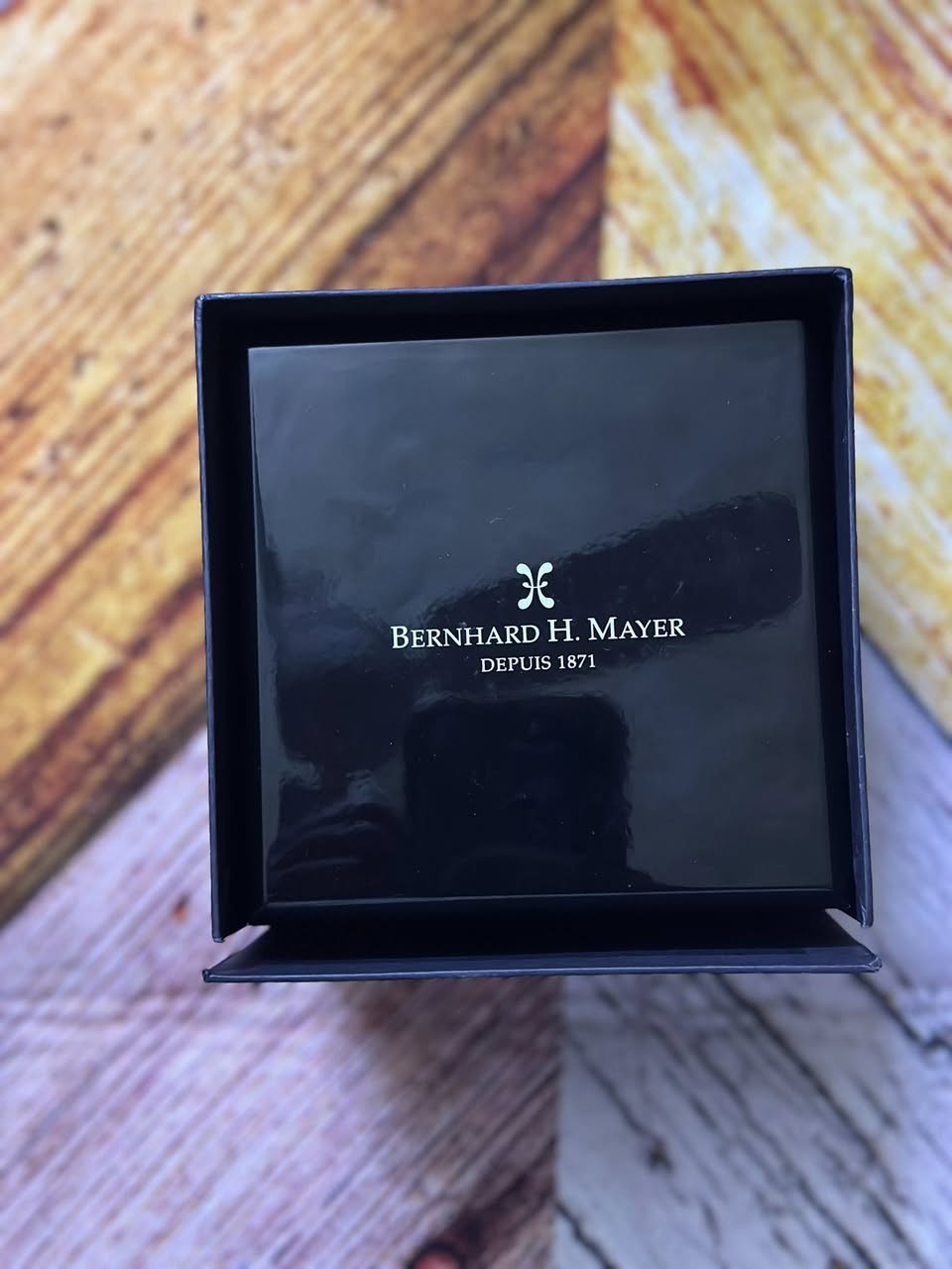 اللهم صلي على محمد وآل محمد عليهم السلام ساعة من ماركة الاسويسرية من اج ماير كاملة مرفقات وملحقات والاستكرات بالايلون مع كرت الشراء وكرت الضمان قطر الساعة 38 بالمناسبة يعني اللون ولا غلطة السعر اكتب تم بالتعليق ويجيك السعر


**إذا كنت صاحب هذا الإعلان وتريد حذفه لأي سبب، رجاءا أرسل رسالة إلى الدعم الفني**