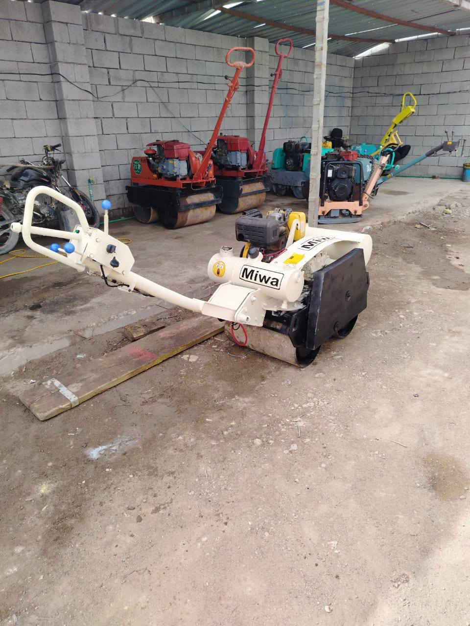 حادله ياباني نوع ميوا
وزن ثلاث ارباع الطن 
محرك كامه دزيل 
لايت هورن 
هزاز شغال 
زنجيل جديد قماجي جدد 
عرض 75سنتيمتر 
مكاني واسط الكوت مركز المدينه اي استفسار اتصل بلرقام اثير ***********اسيا ***********
