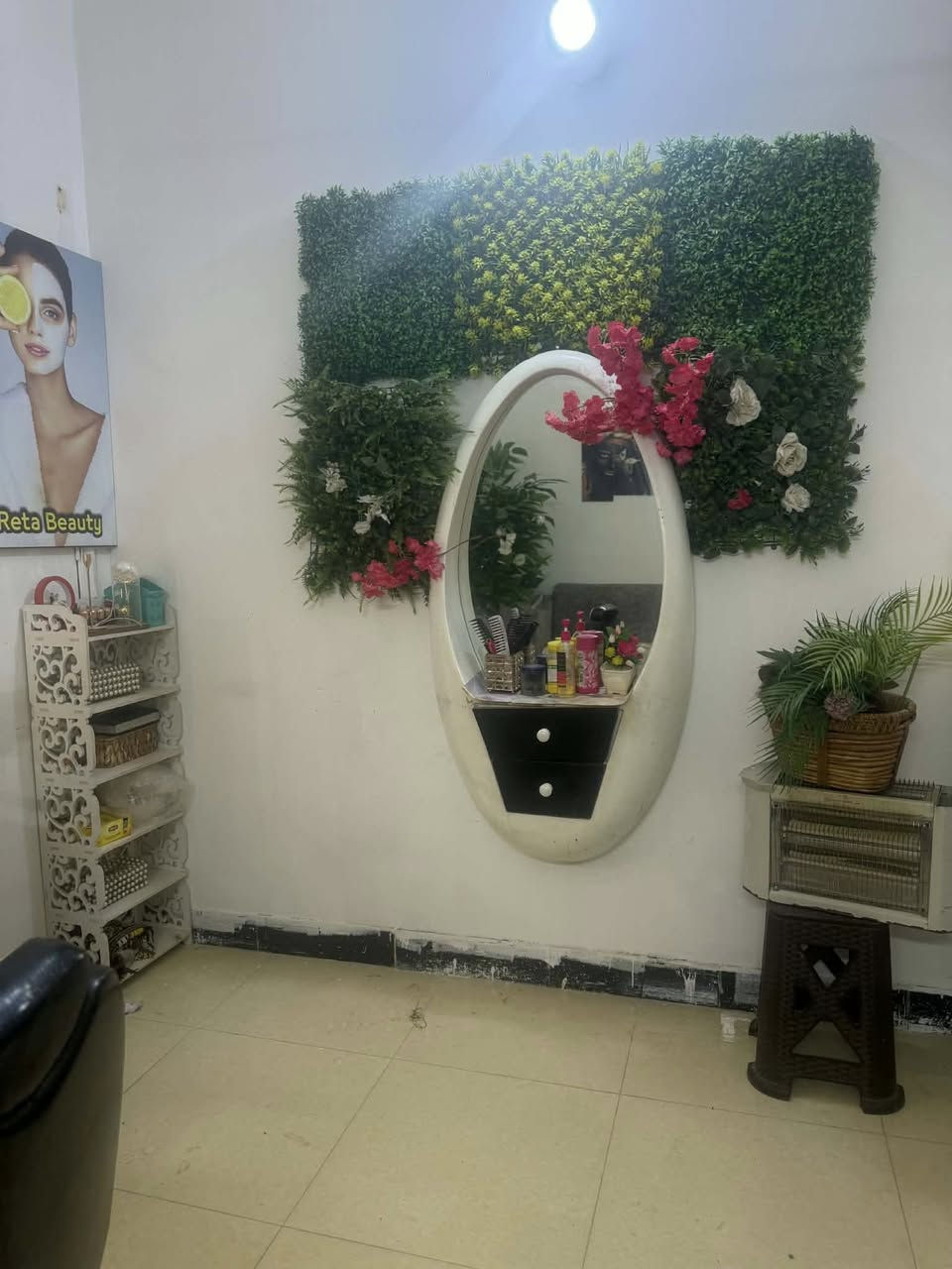 📞 ***********
🔥 للبيع أغراض صالون بحالة ممتازة 🔥

🪑 الأسود 75 (بيه مجال)  
🪑 الأبيض 100 (بيه مجال)  
🚿 مغسلة 125 (بيه مجال)  
❄️ براد 60 (بيه مجال)  
💨 هيدوفيشل ويا بخار وميز 200 (بيه مجال)  
🧴 ميز أبيض 75 (بيه مجال)  
🪞 مراية بيضه 25 (بيه مجال)  
🪞 مراية رصاصي 50 (بيه مجال)  
🟠 تخم برتقالي 50 (بيه مجال)  

✔️ البيع مفرد أو كامل
