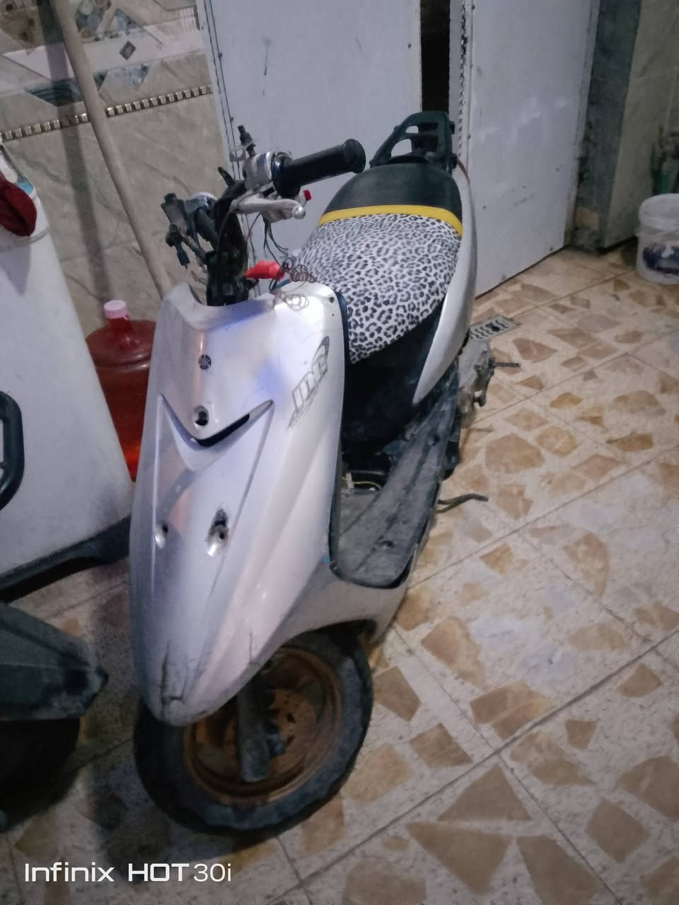 عندي دراجه 60دراجه عصفوريه تشتغل نقصهه ترايش ونقصهه الوجه مال عداد الي كدام سعرهه 100هذا رقمي متواجد واتساب وراسلني وتدلل ***********
