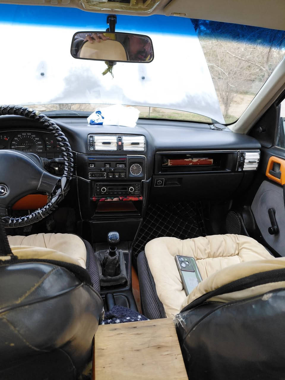 اوبل موديل 92 رقم بغداد جديد سنويه الى 2030
مكفوله كفاله عامه ماعد ٣ قطع صبغ اثر جراد سياره بلادي على يدنه من ٢٠٠٥ الحد هسه سياره كامله على اخير حبايه محرك كير صدر امامي خلفي كل جديد 
سياره متعوب عليه كلش محرك 1600
مواصفات سنتر لك فتحه سقف بور ستيرن 
بسمه تحويل مباشر مانقصه ربع دينار 
مكان سياره ديالى كنعان 
سعر 42وبيه مجال وسوك كلشي بي 
***********
