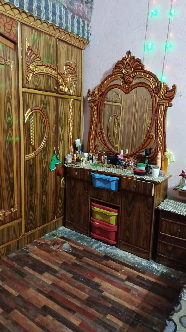 السلام عليكم غرفه اخشاب ست بيبان كنتور للبيع***********
