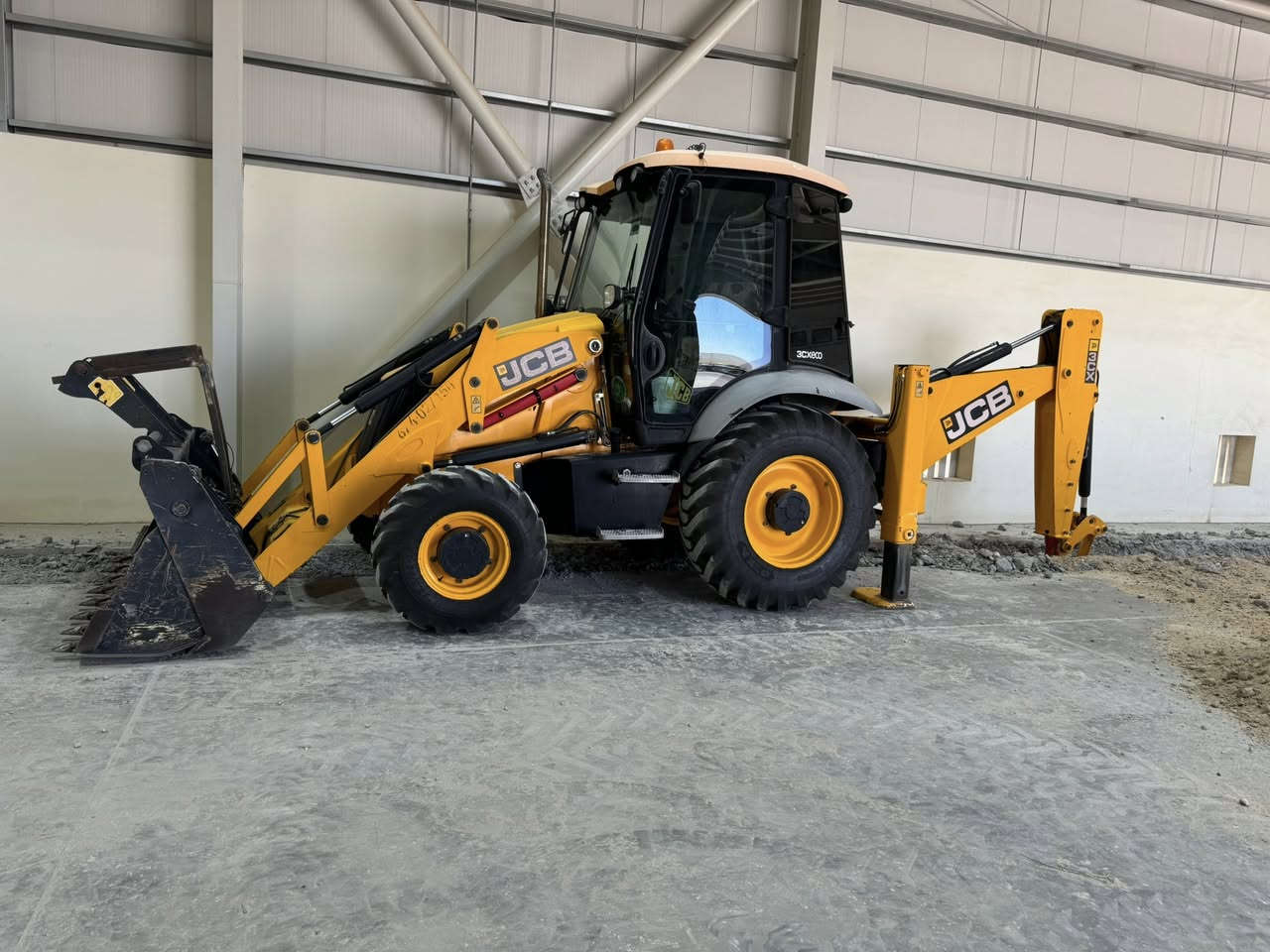 سلام عليكم.   جي سي بي للبيع مديل 2011 مكفوله كفاله عامه   كير عادي  مشتغله 3000ساعه نضافه 90‎%   لاستفسار اتصل ع رقم ***********
