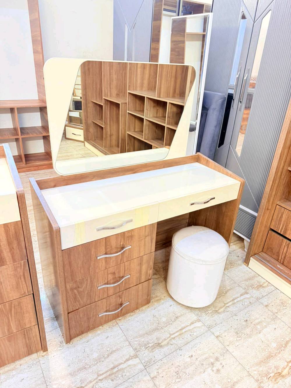 غرفة نوم تركي مستعمل 
تتكون من 👈 8 👈 قطع
نضافة 👈 90%💯🥰
السعر 👈550  فقط
مع نقل وشد داخل بغداد مجاني