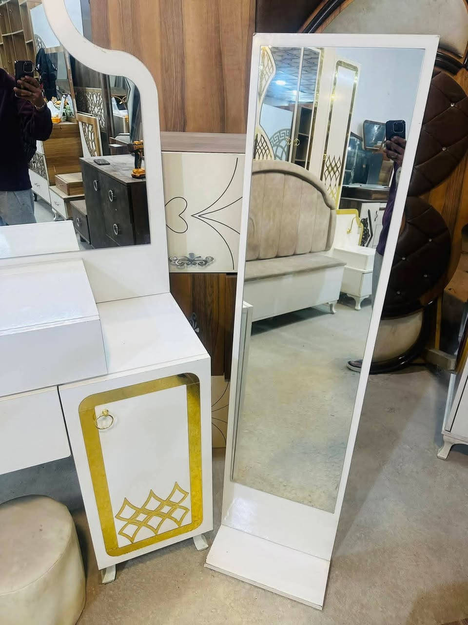 غرفه تركي مستخدمه 🛠️
غرفه ماركه 9قطع 🔥
غرفه نضيفه مثل بل صور ✨ 
غرفه ول توصيل وشد700فقط 😍✔️ اي استفسار راسلوني على واتساب
***********
