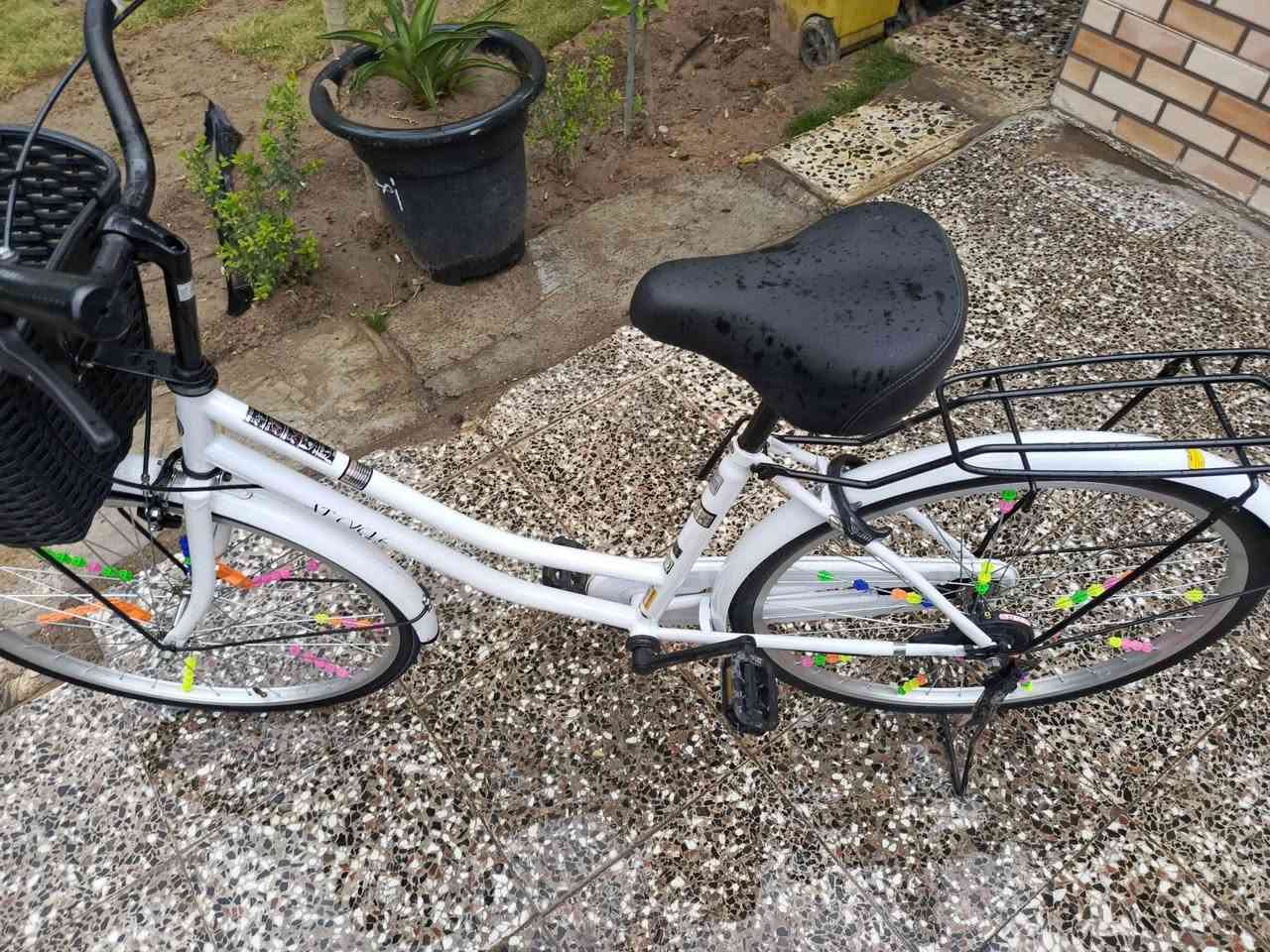 السلام عليكم  بايسكل للبيع متواجد بايسكل كلش نضيف شخط مابيه واتساب ***********
مكان بغداد جسر ادياله لقديم
