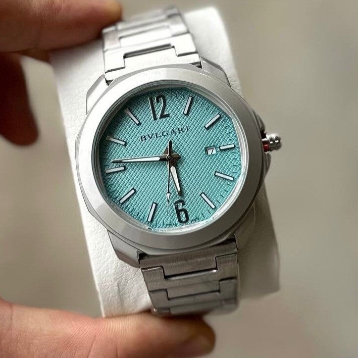 دكّة الساعچـي⌚️
.
روما لم تُبنَ في يوم واحد — لكنها تُرتدى في ثانية🔥
.
Bvlgari Octo Roma، التحفة الإيطالية التي أعادت تعريف مفهوم الأناقة الرجالية. هندسة ثمانية الأضلاع مستوحاة من معمار روما الكلاسيكي، بحركة صناعية داخلية Swiss Made، في حزام إستانلس ستيل يمزج بين البريق والقوة.✨
.
الآن متاحة بـ٥ ألوان حصرية:
◾️ رمادي الكلاسيكي — لمن يتكلم بالصمت
🖤 أسود — لمن يصنع الأثر
🩵 سماوي — للجريء غير المتوقع
🤍 أبيض — نقاء بلا مساومة
💙 كحلي — الثقة في أبهى صورها
.
‏⌚️ Octo Roma Automatic
◽️ قطر ٤١ مم | Steel Case
‏◽️ Clous de Paris Dial Texture
◽️ حركة BVL 191 أوتوماتيك
◽️ مقاومة للماء ١٠٠م
أيٌّ منها يختارها صاحب الذوق الرفيع؟ اكتب لنا في الكومنت 👇
.
للحجز والاستفسار دايركت او على الواتساب 📲
يتوفر توصيل لجميع المحافظات 🚚
#العراق #viral #trending #reels #luxuryدكّة الساعچي


**إذا كنت صاحب هذا الإعلان وتريد حذفه لأي سبب، رجاءا أرسل رسالة إلى الدعم الفني**