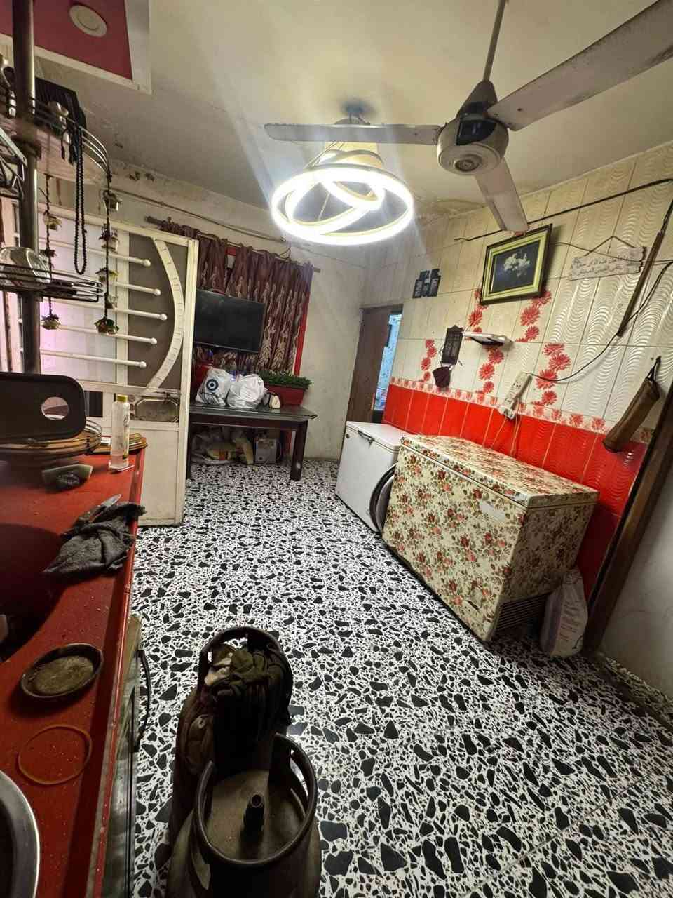 السلام عليكم نص  شقة ببناء اضافي  ديوان  حسب الاتفاق المكان الدورة الصحة خلف مركز بلاط الشهداء الصحة  غرف نوم 2 صالة ومطبخ ومخزن  اضافي خارجي 
وتحتوي على طرمه للعلم البناء مضاف الها ليس تجاوز
للمراوس أو للبيع  
هاتف ***********
