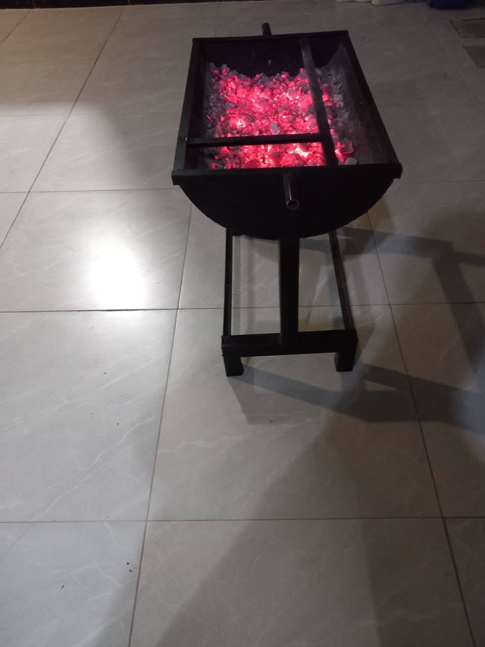 *🔥 *منقلة شواء مميزة!* 🔥*
- حديد قوي، سهلة التنظيف، وعمليه جداً
- *الموقع:* #الزهيرات #مقابل #مركز #الشرطة.
- *احجز الآن:* 📞 ***********.
#الجميع
