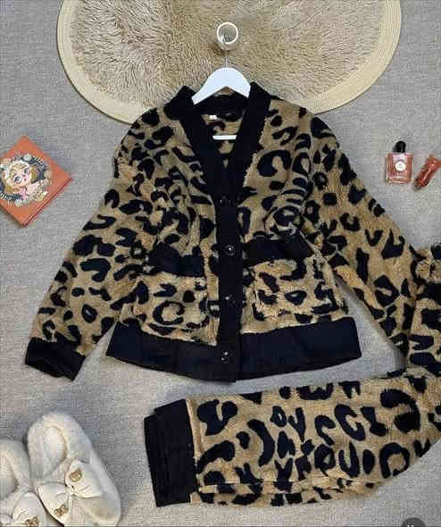 متوفر ملابس بسعار الاجملة ملابس داخليه وداشديش وتركات مراسلة صفحة او واتساب ***********
