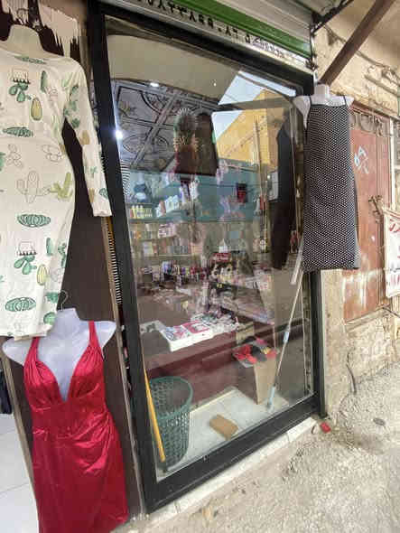 السلام عليكم محل كامل للبيع الغراض +الديكور أجار المحل ٣٠٠واذا تريد بس الغراض والديكور عادي عنوان المحل شارع النيل 
مقابل الإطفاء داخل الفرع خامس محل على أيدك اليسره 
السعر حسب الجرد بأسعار جملة بغداد 
‏***********
