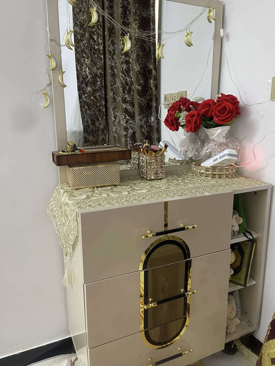 سلام عليكم غرفه نومتكم جديده عدد القطع 5 مكاني بغداد الرستميه السعر خاص ***********
