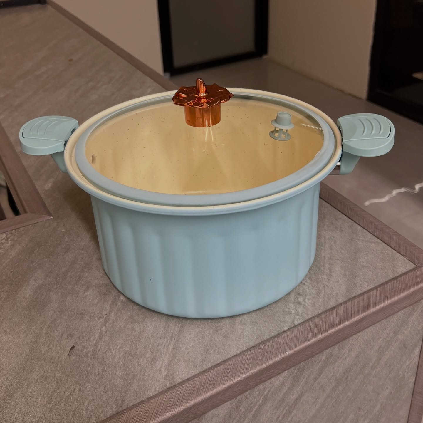 ✨ عرض حلو ولطيف لعيونكمقدر Roman Holiday ميكرو ضغط من DMG – الطبخ السهل يبدأ هنا! @manzili.h 

سعة 10 لتر مثالية للعائلة والعزايم 👨‍👩‍👧‍👦
🔥 طهي أسرع بنظام Micro Pressure Stewing مع نكهة أحلى
🔒 غطاء بقفل دوّار لسهولة الاستخدام
🍳 مناسب لجميع المواقد

قدر واحد… يريحك في كل طبخة! 💪🍽
السعر:14500

#عالم_المنزلي #قدر #ضغط#منزلية #

***********📞📞
