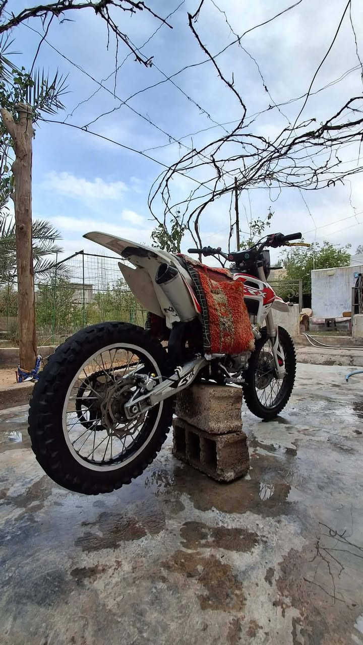 للبيع دراجه قفاز crx  موديل 2024 مكينه 300 سيسي سبانه ماممدوده عليها دراجه خير من الله سعر 950 مكاني ديالى رقم لهاتف ***********
