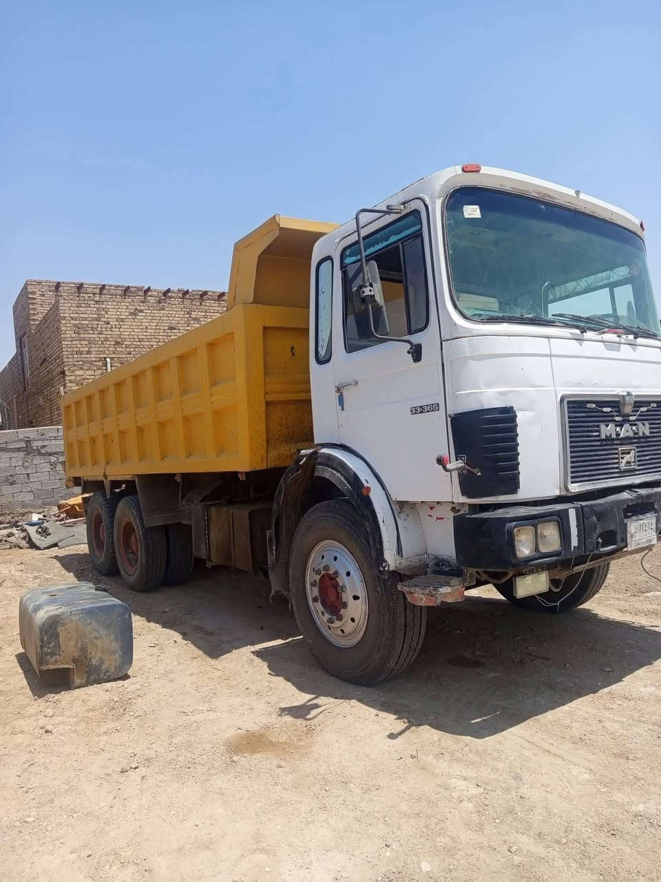 السلام عليكم مان صقر 91 مكينة البي v8 عادي مو سوبر حجم 28 شد جديد لاتنقيص ولاتبخير  كير 130 مجموعه نص جي اف بولبرن زغير شاصي مبطن عل طولة بلادية طويلة بسمي سنويتها لل31 رقمها بغداد مكانها ديوانية  سيارة جاهزة اتصال  ***********
