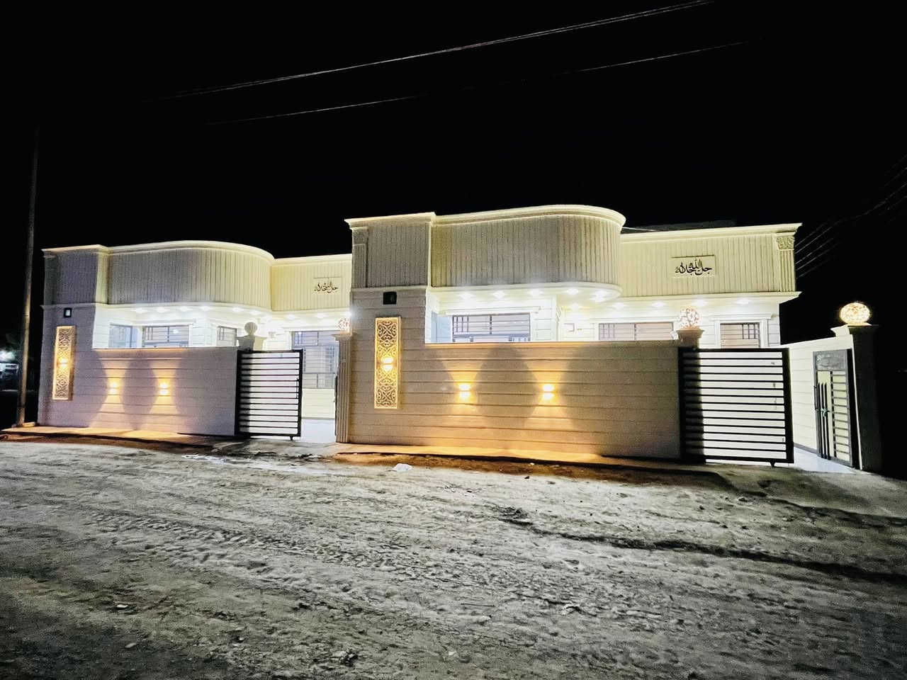 بسم الله الرحمن الرحيم 
على بركة الله 
 
مشتملات عدد 2 طابو صرف المساحه الكليه 300م وكل مشتمل 150 م واجه 10م ركن على شارعين في حي الحريه الاول 

يحتوي كل مشتمل على مطبخ +استقبال +صاله +2 غرف نوم + صحيات داخليه و خارجيه عمل درجه اولى مودرن مع ديكورات  داخليه جبسن بورد مع لدات وديكورات خارجيه  فوم مع النقشات . 

الاتصال والاستفسار
***********
***********
#مكتب_انوارالمنتظر_للعقار
الزبيديه شارع الكراج عماره سيد هاشم تركي
