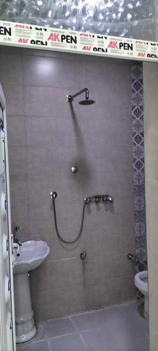 السلام عليكم. 
بيت للبيع في مجمع السلطان
قرب المدارس
م/100
طابق واحد
غرفه نوم وحده
الهاتف/ ***********
