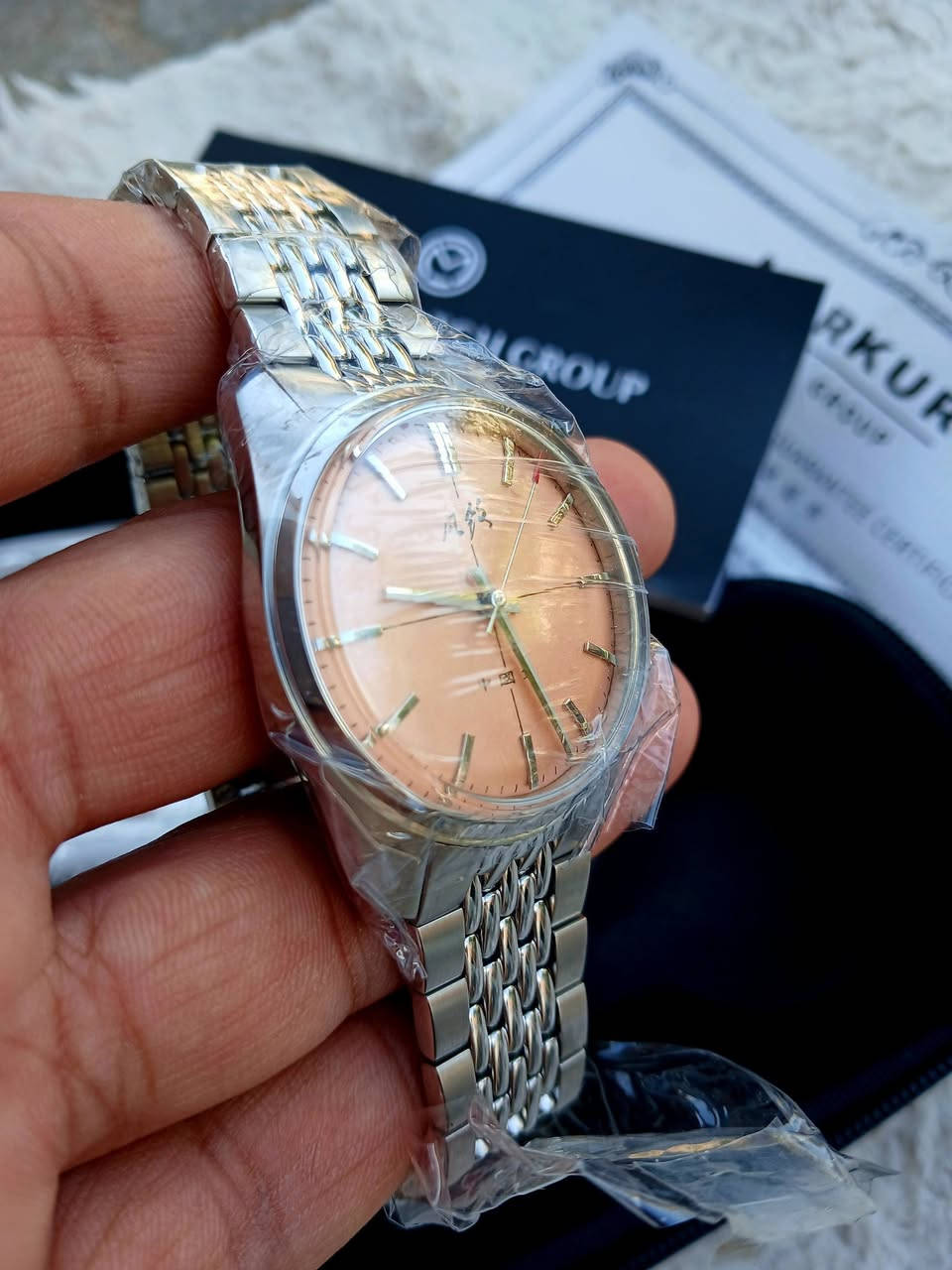 ساعة merkur vintage 70s
ساعة راقية كامل استيل لون مميز جديد لوك غير مستعمل 
مع العلبه الاصلية و الكتلوك 
المكينة نصب 
قفل فراشة 
القطر ٣٨ ملم 
لاستفسار عالخاص او واتساب ***********
