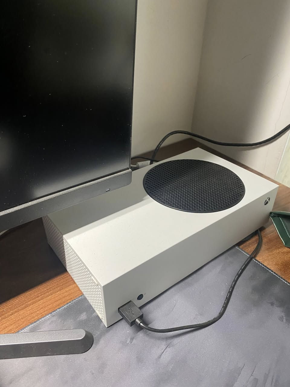 سلام عليكم اكس بوكس سيرير اس نضيف جدا استخدام شهر انتاج 2023 نضافه عاليه لون الجويستك ابيض وبيه ضمان 4 اشهر و صل موجود  وكل غراضه كامله يجي ويا حساب العاب وياه هديه قاعده بطاريه شحن  سعره 410 وبي مجال مكاني كركوك وعندي توصيل وهاذ رقمي ***********
