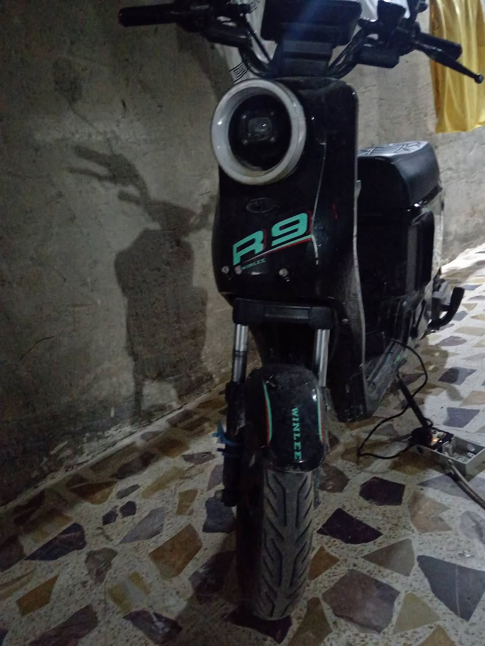 السلام عليكم
عند دراجه شحن R9
بس بطاريات هابطات هو يشتغل بس البطاريات 
السعر 250وبي مجال 
العنوان ديالئ شهربان مقداديه حي العسكري 
موجود خاص 
للاستفسار ***********
