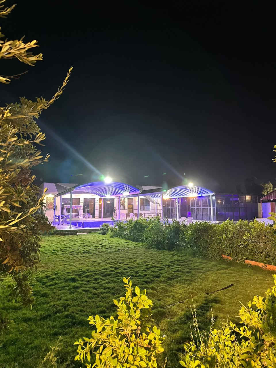 مزرعة متكاملة VIP 💥
استمتع بلهدوء وراحة البال لاتفكر ولاتحتار 
يمنه كلشي تريدة موجود💪
يتوفر صالة كبيرة جدا للمناسبات 😊
مع كراج كبير (طرمة) امام الصالة 😇😇
حوض كبار ضخم مع حوض اطفال مع جلسات على الماء مساحة الحوضين 120 متر مربع🤩

تحتوي على حديقتين امامية احدها 400 متر والثانية 400 كذلك 👈💥🤩  

تحتوي على غرفتين كبيرة ومؤثثة بلكامل 🤤
تحتوي على فيشة ومنضدة 😏
تحتوي على نت 4.5G+ قوي جدا😍
مساحة المزرعة دونم🥰
كهرباء 24h والمزرعة مكيفة بلكامل 😇
المزرعة لاينقصها شئ انشاء الله
ملاحظه المزرعة مشيدة حديثا وبمواصفات راقية وحديثة 
ونعمل بنضام الشفتات والايام 🤗
قوانين المزرعة / منع جلب المشروبات الكحولية 
المزرعة غير مسؤولة عن اي حادث عرضي او غرق 
مزرعة متكاملة من كل شيئ انشاء الله ويشرفونه عوائلنه الكرام
🔴ملاحظة مهمة🔴
1-جلب المستمسكات الاصليه البطاقة الموحدة او الجنسية 
2-يتحمل المؤجر كافة الاتبعات القانونية في حال المخالفة 
3- يتحمل المؤجر كافة المسولية في حال حصول حادث عرضي او  (غرق . صعقة كهربائية. مشاجرات في مابينهم ) ♦️♦️ولا تتحمل ادارة المزرعة اي مسالة قانونية او عشائرية في حدث اي حادث عرضي وقضاء وقدر وغرق. 

رقم الهاتف للاتصال ***********
او مراسلتنه على الخاص
العنوان بلد
