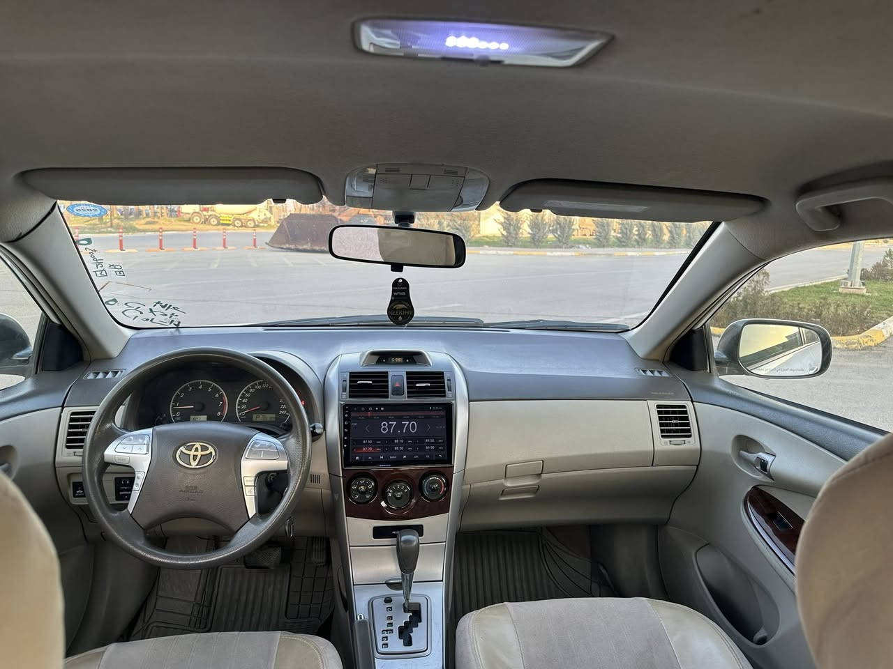 السلام عليكم.  تويوتا كرولا موديل ٢٠١٠. سنويه جديد هزه جديد براد جيديد ماشيه ١٩٠.  كير محرك بشرط ماشالله جديد.  بس جملغ امامي صبوخ.  مكانك سليمانيه. سعر ١٠٣$.***********
