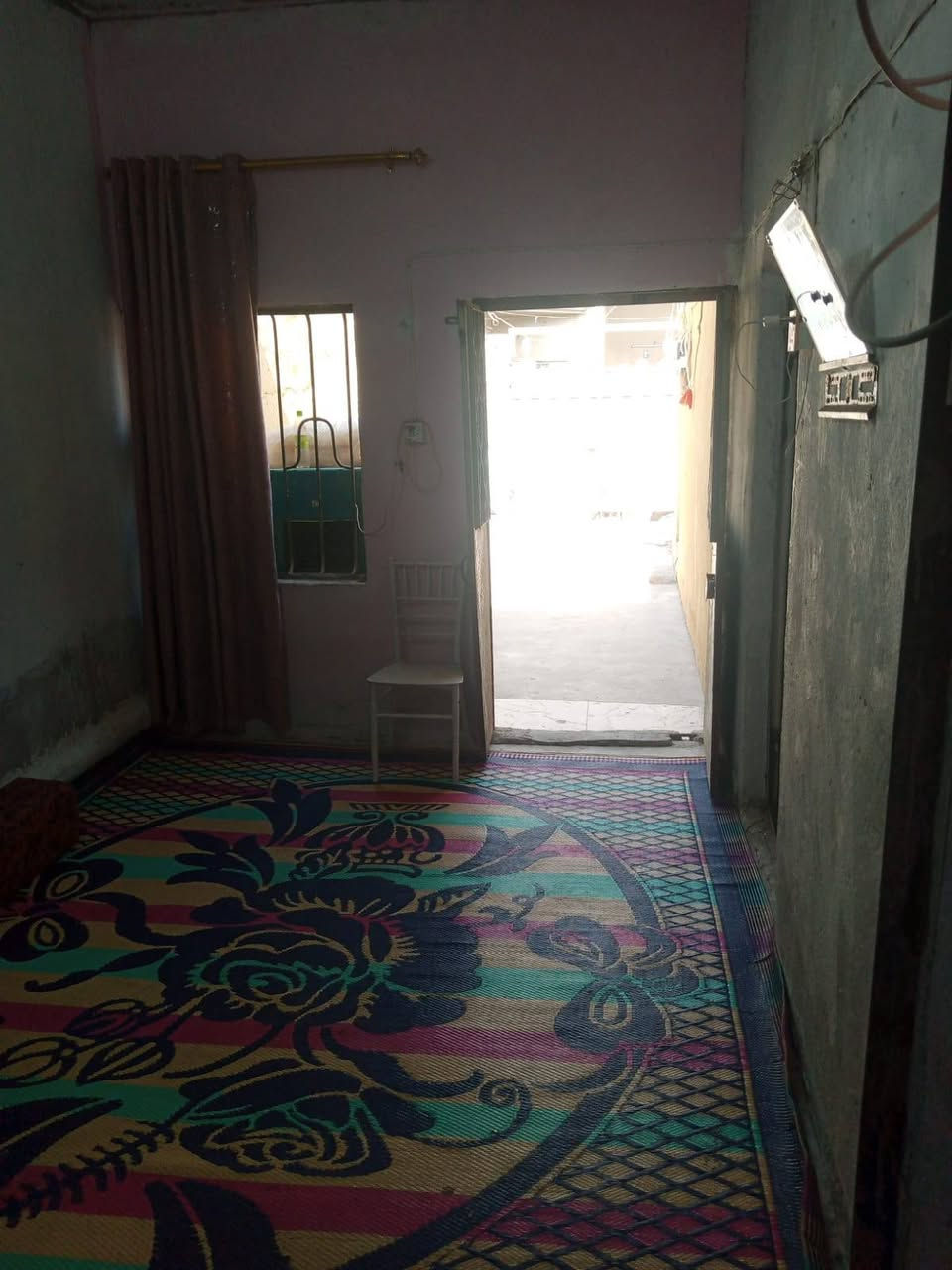 بيت للايجار بحي العامل قرب سوق الوسط ثاني بيت عن الشارع بيه غرفه وستقبال وصاله وصحيات وكراج سياره الهاتف ***********
