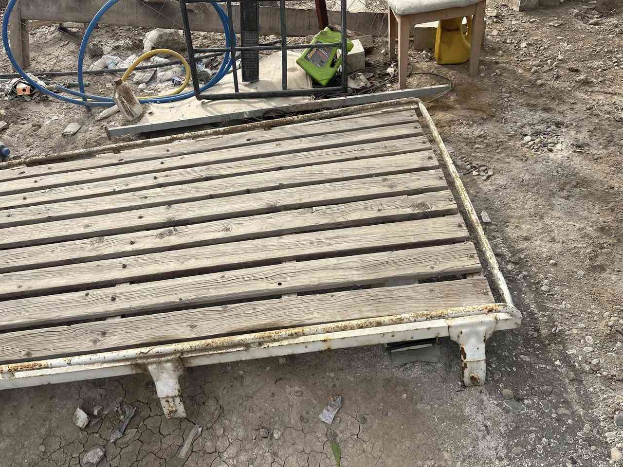 سلام عليكم 
سيبايه فتون حلوه نظيفه لكن متروكه ويحتاجلها شوي صبغ ولكن خشب جيد  
للبيع سعر ٧٥ وبيها
مكاني سيديه تقاطع درويش 
***********
