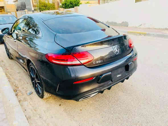 * مواصفات مرسيدس C300 كوبيه 2023: 
* المحرك: محرك تيربو 4 سلندر سعة 2.0 لتر بقوة 255 حصانًا. وارد أميركي �
* ناقل الحركة: أوتوماتيكي 9 سرعات. �
* نظام الدفع: دفع خلفي أو رباعي (4MATIC). �
* التسارع: من 0 إلى 100 كم/ساعة في 5.3 ثانية (4MATIC). �
* الميزات الداخلية:
    * إضاءة محيطية بـ 64 لونًا. �
    * نظام صوت Burmester ثلاثي الأبعاد (اختياري). �
    * مقاعد أمامية مدفأة. �
    * تشطيبات داخلية من الخشب ومفاتيح لمسية. 

    * كاميرا 360 درجة. �
    * مساعد النقطة العمياء. �
    * نظام تحكم تلقائي في المناخ. �
    * نظام ملاحة. �
    * فتحة سقف بانورامية 

      حادث السياره جاملغ خلفي جهه السائق 
     بدون دواخل وبدون ايرباك السياره ماشيه 
     24الف مايل السياره مكاني بغداد السيديه 
الاتصال *********** واتساب بغداد
