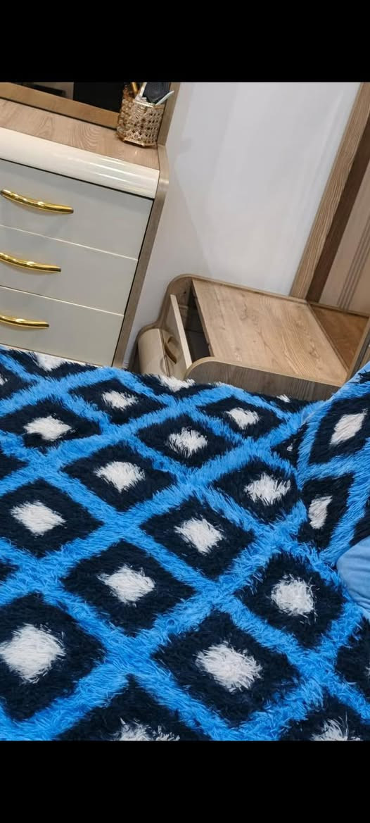 سلام عليكم 
غرفة تركية متكونه من 11 قطعة 
نضيفة حيل بس الميوزه الصغار بيهن مشكلة
غرفة كاملة 
مكاني بغداد مدينه الصدر 
الرقم ***********‏
السعر 750
