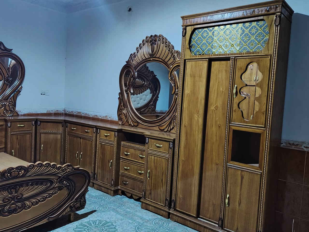 سلام عليكم من رخصت الدمن يوجد غرفه نوم عراقي حطاطه درجة أوله النضافه ميه بالميه مثل ما موضح بل صوره العنوان الرمانه معرض ابو يوسف اللستفسار الاتصال ***********
