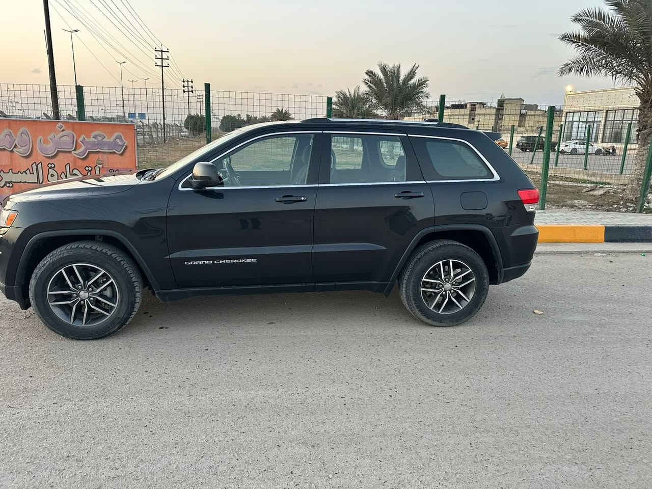 سياره جيب كراند شيروكي 
السياره فئة لاريدو
موديل 2016
وراد امريكي بارد فقط لا صبغ ولا حادث
مكينه 3.6
6v
سنويه باسمي رقم سليمانية تحويل مباشر
رقمي *********** للاتصال على رقم فعال واتساب وخط السعر عند التواصل فقط واتساب
