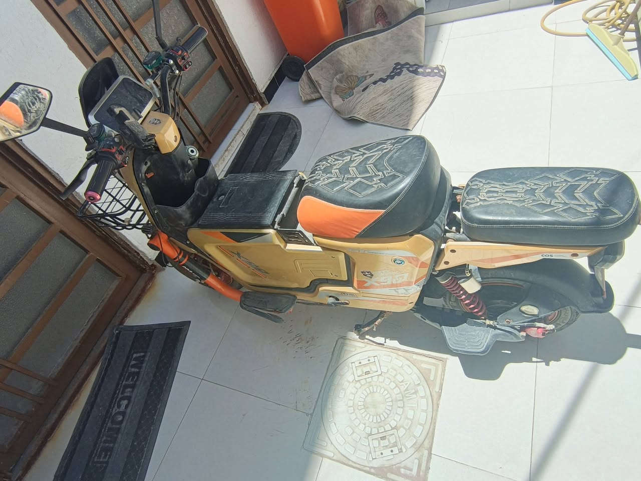 السلام عليكم اخوان عندي دراجة شحن x900 gt
 العطل لبيها ثلاث بطاريات ودوسات الگدام 
السعر ٣٥٠ 
العنوان : الجزيرة - باب الهوى 
للتواصل رقم الهاتف : ***********
